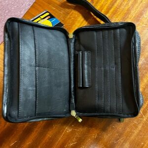 NWT Men's Black Leather Travel Messenger Wallet Bag by Wilson Adventure Bound